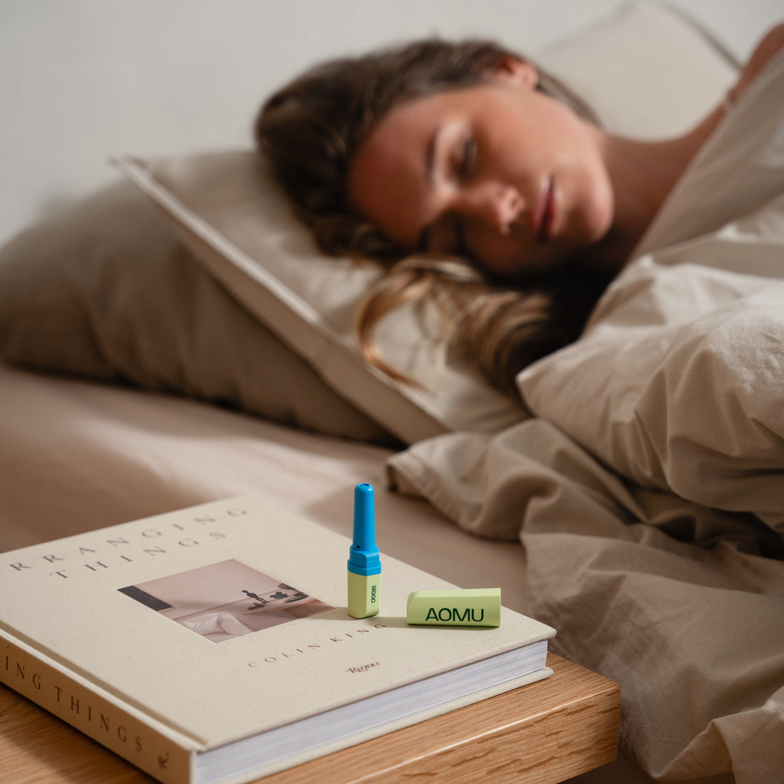 Kvalitní spánek mladé ženy díky inhalační tyčince s esenciálními oleji AOMU Sleep pro kvalitnější spánek a snažší usínání