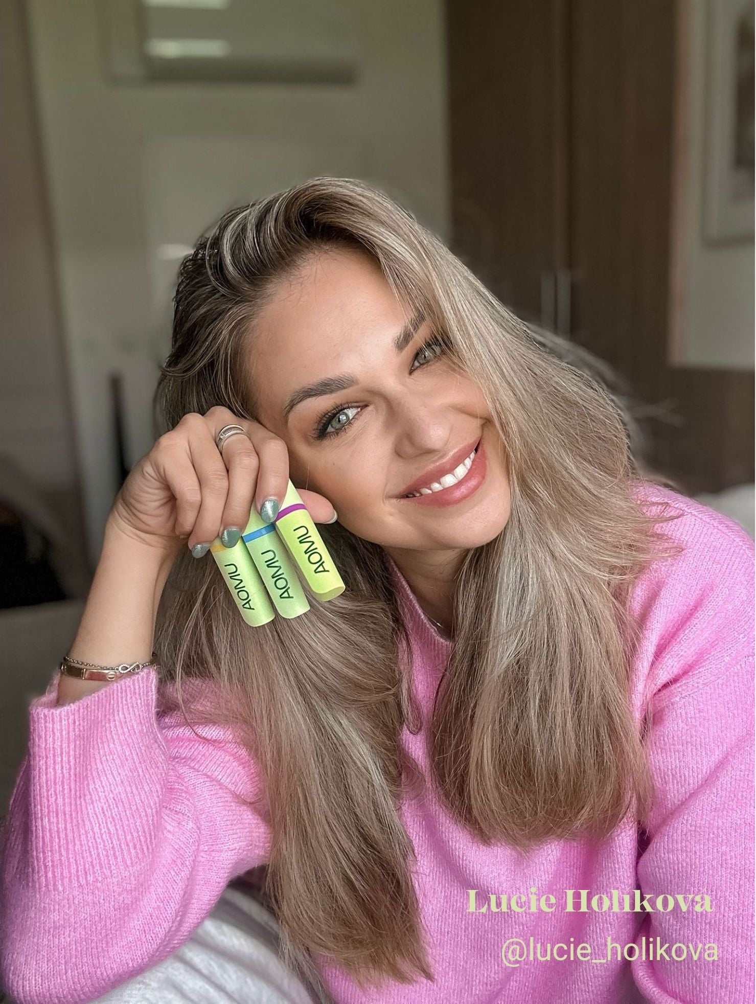 UGC influencerka se základními inhalačními tyčinkami s esenciálními oleji AOMU Happy proti stresu, AOMU Sleep pro kvalitní spánek a AOMU Energy pro přírodní dodávku energie