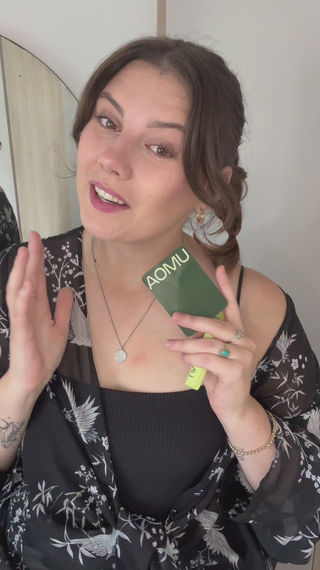 Načíst video: UGC influencerka zkouší AOMU inhalační tyčinku Sleep