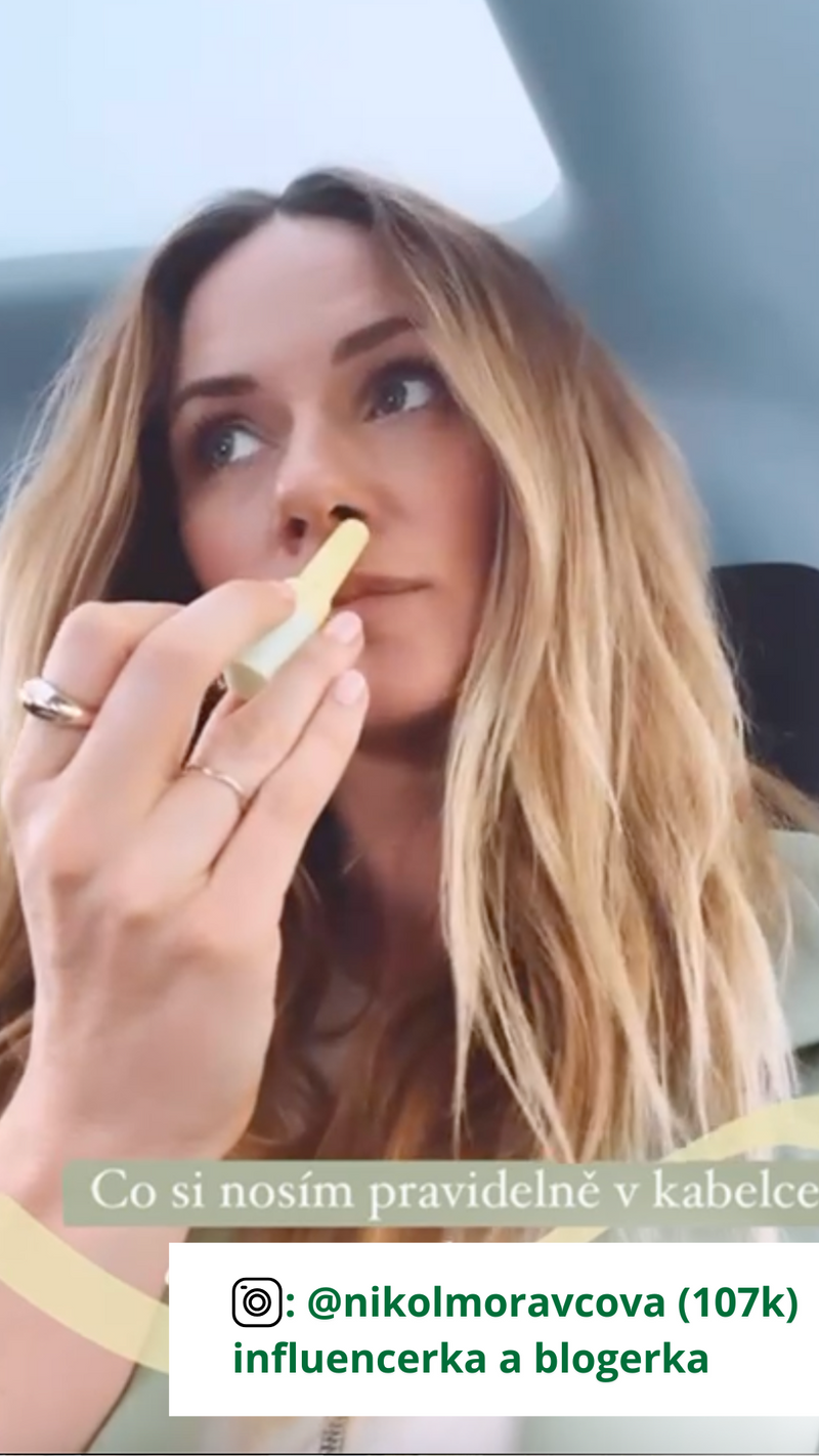 Influencerka Nikol Moravcová čichá k inhalační tyčince AOMU Happy. Je ambasadorkou značky AOMU.